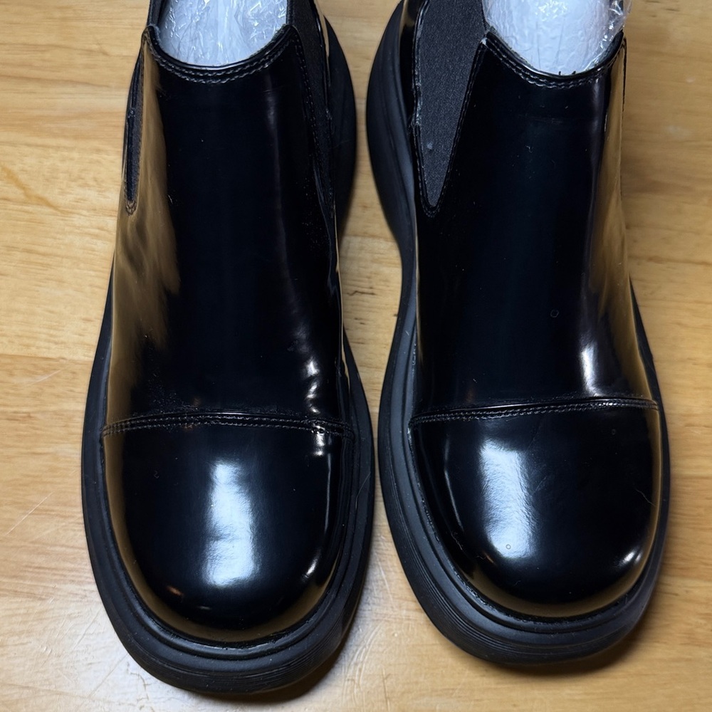 Lemon Drop Black Ankle patent leather style Boots for Women size 5.5